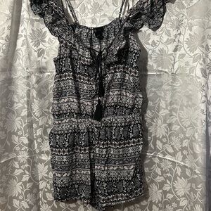 Shosho Black & White Paisley Print Off-Shoulder Romper Size L.